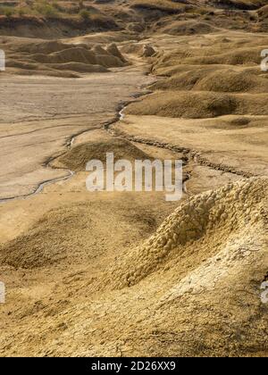 badlands della romania, riserva di vulcanii noroisi vicino a berca, contea di buzau, paesaggio di vulcani di fango Foto Stock