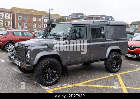 A 2003 Land Rover Defender 110 County TD5, Reg No: NV53 EXL, in un parcheggio di Weymouth Foto Stock