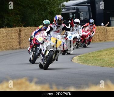 Mick Doohan, Honda NSR500, guida una sfilata di corse Honda, motociclette moderne da corsa, Goodwood Festival of Speed, Speed Kings, Motorsport's Record Br Foto Stock