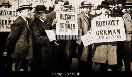 1933 - come qui ad Hyde Park, Londra, si sono svolte proteste a livello mondiale contro la campagna di Hitler contro gli ebrei. I manifestanti ebrei si sono riuniti il 26 marzo 1933 con cartelli che protestano contro l'antisemitismo in Germania e chiedono un boicottaggio di beni tedeschi a seguito della violenza organizzata nazista contro gli ebrei e le loro sinagoghe, proprietà e imprese in Germania. I manifesti nelle vicinanze portavano messaggi simili e sostenevano che il boicottaggio era il sostituto morale della guerra. Foto Stock