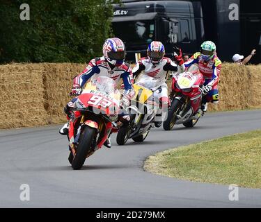 Tada Okada, Honda RCV, Mick Doohan, Honda NSR500, guida un trio di famose Honda, motociclette da corsa moderne, Goodwood Festival of Speed, Speed Kings, M. Foto Stock
