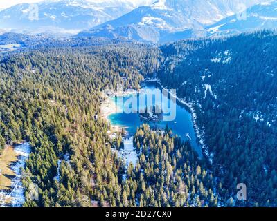 Immagine aerea del Lago Caumasee con la panoramica in la valle Foto Stock