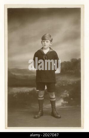 1920 cartolina studio ritratto di dolce-guardando London ragazzo, indossando un marinaio, datato marzo 1927 sul retro, Hammersmith, Londra, Regno Unito Foto Stock