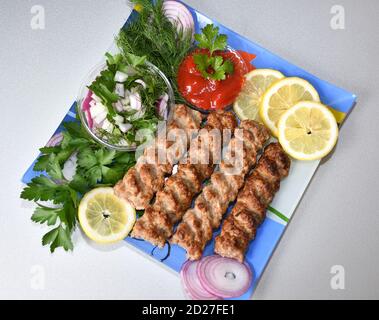 Lula kebab in cucina mediterranea con erbe fresche Foto Stock