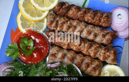 Lula kebab in cucina mediterranea con erbe fresche Foto Stock