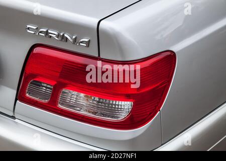 Novosibirsk, Russia - 08.21.2020: Luce di posizione posteriore di una vettura giapponese Toyota Carina 2000 anni di rilascio in grigio. Catalogo auto Toyota. Foto Stock