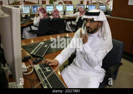 Un trader Saudita lavora presso la Saudi Investment Bank di Riyadh il 18 marzo 2008. Le autorità saudite speravano che incoraggiare la partecipazione di massa alla proprietà delle azioni avrebbe aiutato a distribuire la ricchezza derivante dall’attuale boom petrolifero con l’impennata dei prezzi mondiali. Ma un crollo del mercato azionario nel 2006 e un aumento dell’inflazione negli ultimi mesi hanno diffuso un’atmosfera di oscurità tra i sauditi ordinari. REUTERS/Fahad Shadeed (ARABIA SAUDITA)