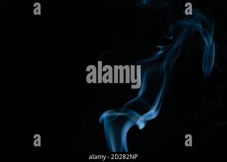Bel fumo blu astratto con spazio di copia su sfondo nero. Sfondo fumé per disegno o disegno d'arte. Figura astratta del fumo Foto Stock
