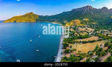 Vista aerea da Marmaris, spiaggia di Kumlubuk, mare e montagna. Vacanza e sfondo estivo. Amos Antica città. Via Licia. Foto Stock