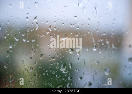 Giorno d'autunno piovoso, gocce sulla finestra. Sfondo con gocce d'acqua Foto Stock