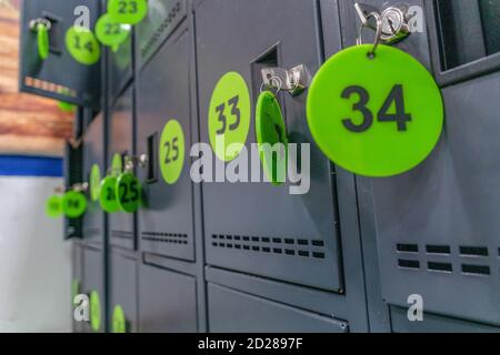 Celle con numeri verdi sui tasti per la memorizzazione temporanea di cose in un luogo pubblico da vicino Foto Stock