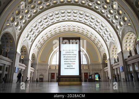 Washington, Stati Uniti. 06 ottobre 2020. Un segno che descrive le linee guida sulla pandemia del coronavirus è esposto Union Station a Washington, DC, Stati Uniti, martedì 6 ottobre 2020. Foto di Sarah Silbiger/UPI Credit: UPI/Alamy Live News Foto Stock