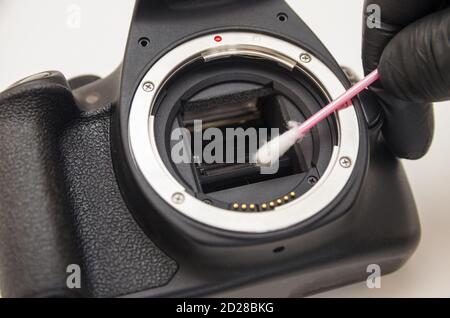 pulizia della fotocamera, riparazione su sfondo bianco Foto Stock
