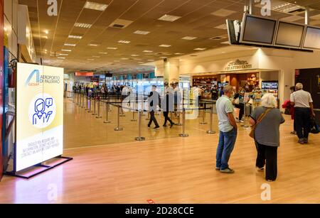 Palermo - 29 settembre 2020: Interno del terminal di partenza all'aeroporto Falcone Borsellino di Palermo, Punta Raisi, Sicilia Foto Stock