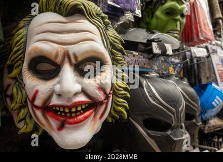 Maschera di halloween Maschere per la vendita in città in festa store, NYC, STATI UNITI D'AMERICA Foto Stock