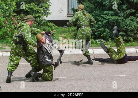 I soldati russi membri delle forze speciali lo Spetsnaz, dimostrano il combattimento a mano e la neutralizzazione di un nemico. Foto Stock