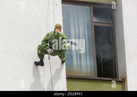 I soldati russi membri delle forze speciali lo Spetsnaz, dimostrano il combattimento a mano e la neutralizzazione di un nemico. Foto Stock
