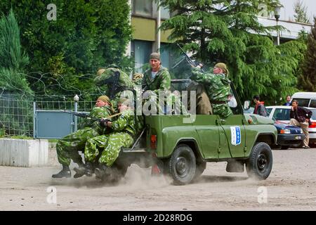 I soldati russi membri delle forze speciali lo Spetsnaz, dimostrano il combattimento a mano e la neutralizzazione di un nemico. Foto Stock