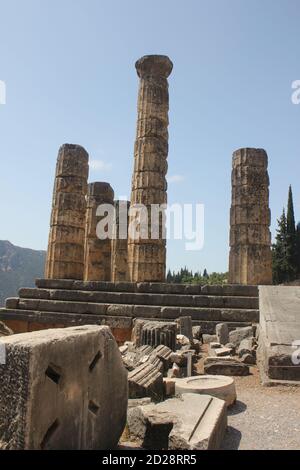 Rovine dell'antico tempio di Apollo a Delfi in Grecia Foto Stock