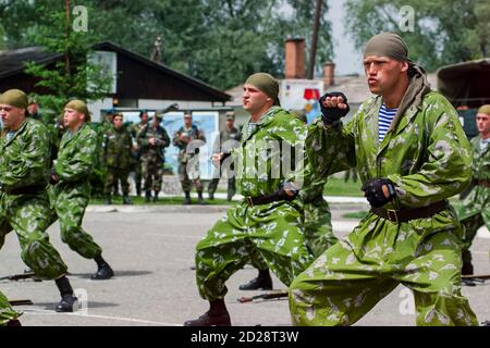 I soldati russi membri delle forze speciali lo Spetsnaz, dimostrano il combattimento a mano e la neutralizzazione di un nemico. Foto Stock