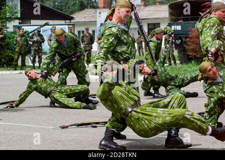 I soldati russi membri delle forze speciali lo Spetsnaz, dimostrano il combattimento a mano e la neutralizzazione di un nemico. Foto Stock