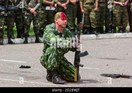 I soldati russi membri delle forze speciali lo Spetsnaz, dimostrano il combattimento a mano e la neutralizzazione di un nemico. Foto Stock
