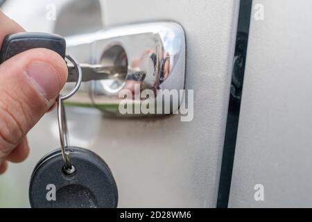 La mano maschio apre la chiave dell'auto da vicino Foto Stock