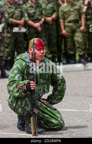 I soldati russi membri delle forze speciali lo Spetsnaz, dimostrano il combattimento a mano e la neutralizzazione di un nemico. Foto Stock