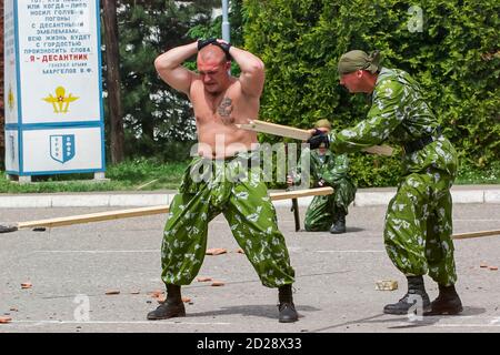 I soldati russi membri delle forze speciali lo Spetsnaz, dimostrano il combattimento a mano e la neutralizzazione di un nemico. Foto Stock