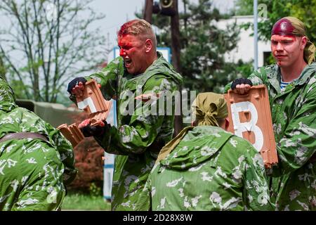 I soldati russi membri delle forze speciali lo Spetsnaz, dimostrano il combattimento a mano e la neutralizzazione di un nemico. Foto Stock