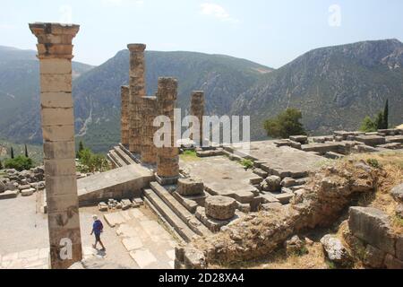 Rovine dell'antico tempio di Apollo a Delfi in Grecia Foto Stock
