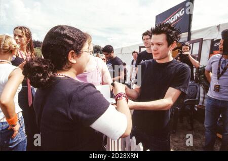 Deryck Whibley di Sum 41 al Reading Festival 2002, Reading, Berkshire, Inghilterra, Regno Unito. Foto Stock