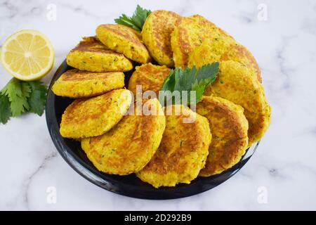 Dieta sana piatto a basso contenuto di grassi con polpette di ceci piatto ad alta proteina per pranzo e cena. Piatti Nutricional alto su fibre dietetiche. Pianta ba Foto Stock