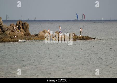 I pescatori e la corsa transatlantica sullo sfondo. Risco Verde. Playa de Arinaga. Aguimes. Gran Canaria. Isole Canarie. Spagna. Foto Stock