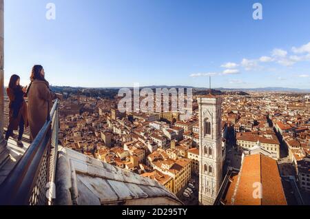 Firenze, Italia - 13 febbraio 2018: Due donne orientali che guardano dall'alto alla vista completa del centro di Firenze il 13 febbraio 2018, con Giotto Foto Stock
