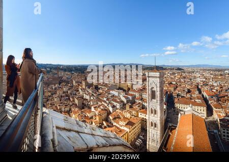 Firenze, Italia - 13 febbraio 2018: Due donne orientali che guardano dall'alto alla vista completa del centro di Firenze il 13 febbraio 2018, con Giotto Foto Stock