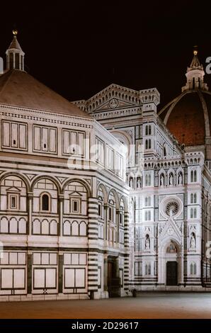 Facciata della famosa basilica di Santa Maria del Fiore, cattedrale di Firenze, con il battistero medievale e il Foto Stock