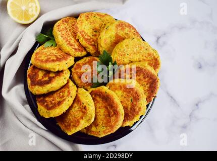 Dieta sana piatto a basso contenuto di grassi con polpette di ceci piatto ad alta proteina per pranzo e cena. Piatti Nutricional alto su fibre dietetiche. Pianta ba Foto Stock