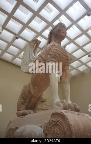 La sfinge della statua gigante di Naxos nel Museo Archeologico Di Delfi in Grecia Foto Stock