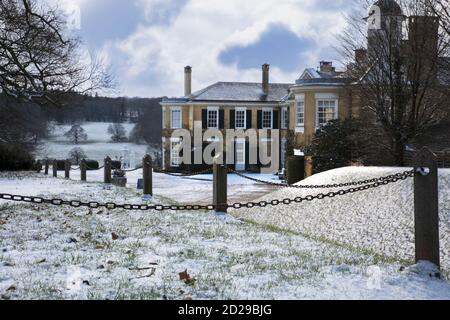 Polesden Lacey in una giornata innevata a metà inverno Foto Stock