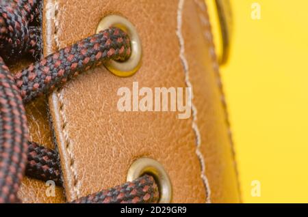 Primo piano di lacci su scarpe in pelle marrone, sfondo Foto Stock