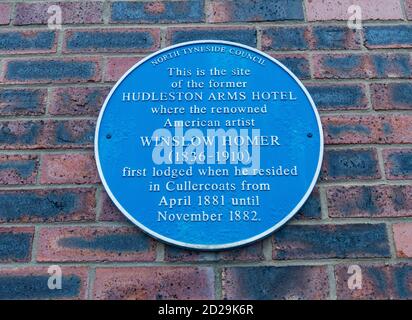 Placca blu sulla casa dove l'artista americano, Winslow Homer (1836-1910), soggiornò a Cullercoats sulla costa nord-orientale dell'Inghilterra. REGNO UNITO Foto Stock