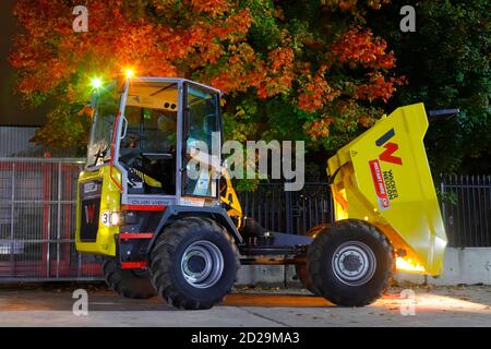 Un dumper Wacker Neuson DV90 Dual View da 9 tonnellate con cabina. Foto Stock