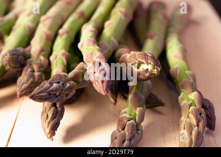 molti asparagi su un piatto di legno cibo vegetale sano Foto Stock