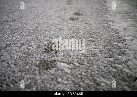 Nuovi cingoli del bagagliaio sulla strada innevata nel sera Foto Stock