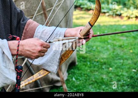 Archer nei vestiti di un nomade è pronto a sparare. Tiro arco per caccia e guerra. Foto Stock