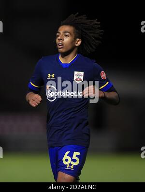 Southampton U21's Caleb Watts durante la partita EFL Trophy al PTS Academy Stadium di Northampton. Foto Stock