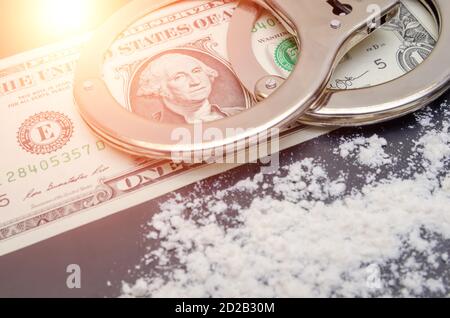Manette, denaro e droghe di cocaina su sfondo nero da vicino Foto Stock