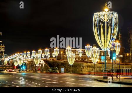 Bolshoy Moskvoretsky ponte e Moskvoretskaya strada vicino a piazza rossa e. Il Cremlino Foto Stock