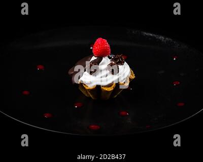 Torta di lamponi deliziosa e delicata. Cucina russa. Dessert nel ristorante. Cibo. Isolato su sfondo nero. Foto Stock